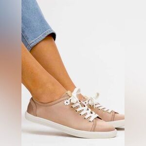 NWOT Lia satin sneakers 8 champagne Jack Rogers 🍾